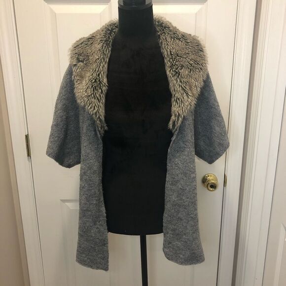 Chico’s gray short sleeve sweater jacket with faux fur collar, size2 M/L - Picture 5 of 10